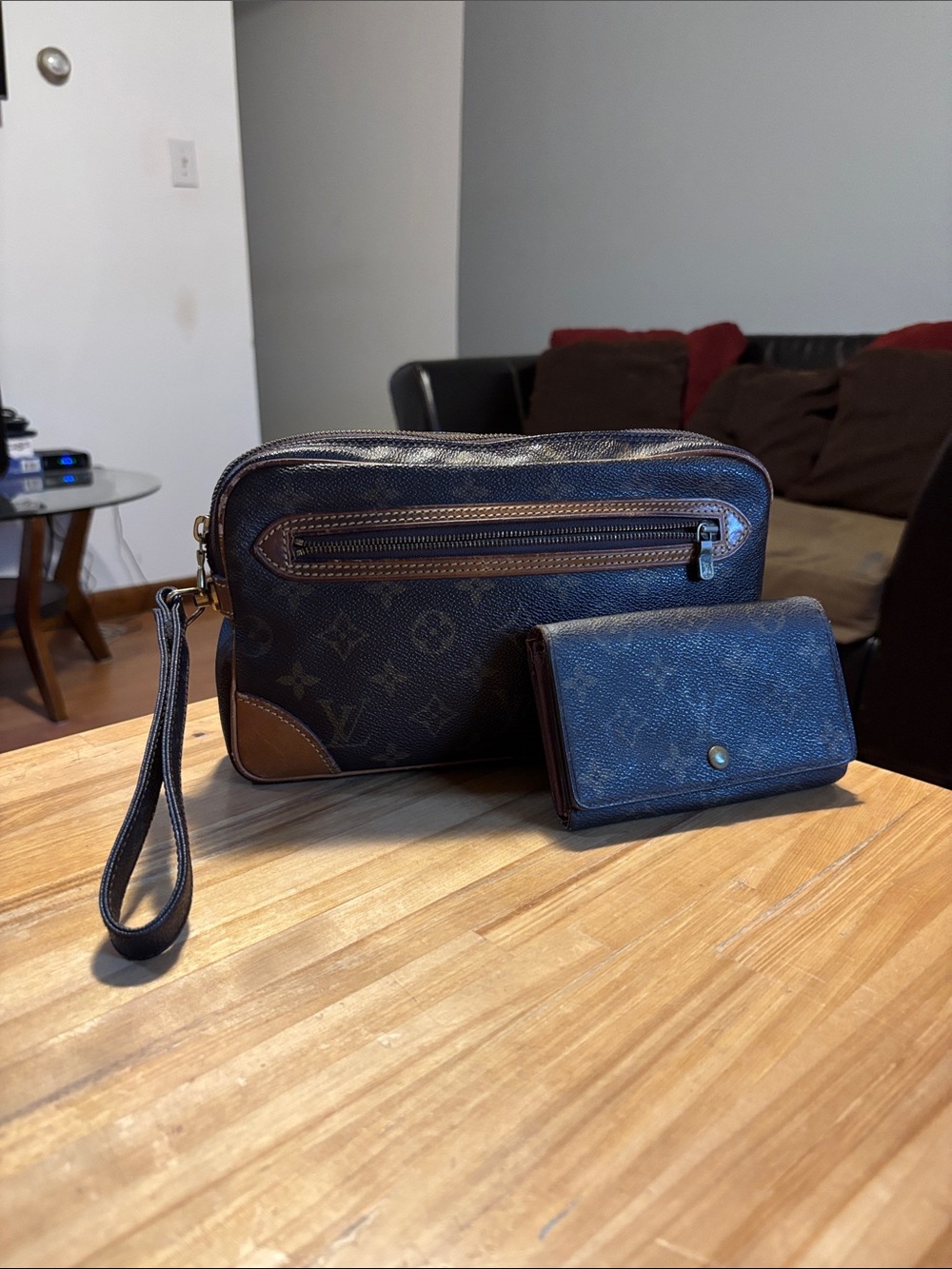 BUY THE CLUTCH/WRISTLET AT ASKING PRICE AND GET THE WALLET INCLUDED FOR FREE.